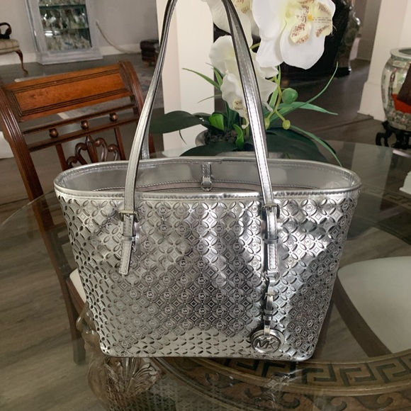 Michael Kors Handbags - 🤍🤍MICHAEL KORS FLOWER LASER CUT SILVER PERFORATED TOTE BAG! 🤍🤍
